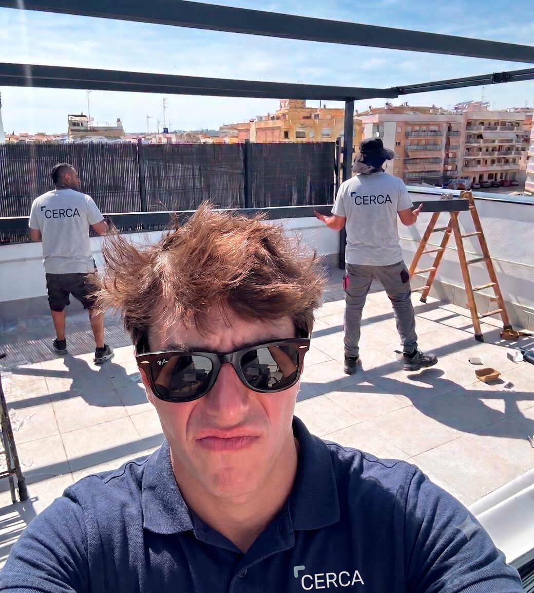 Equipo de Cerca instalando una pérgola